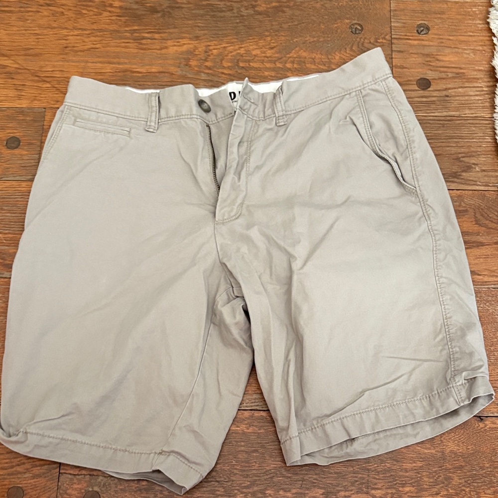 Old Navy Men's Light Gray Flat Front Shorts